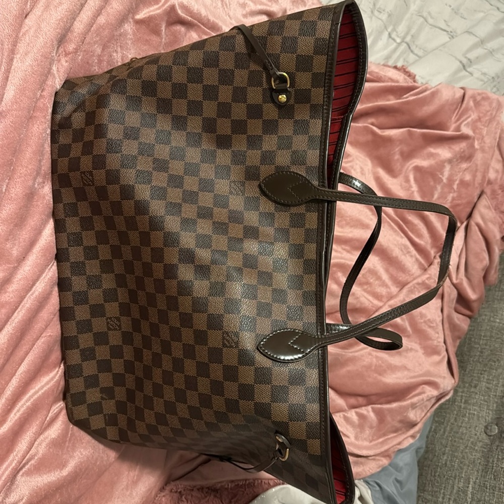 Neverfull GM great condition very minimal wear and tear.
